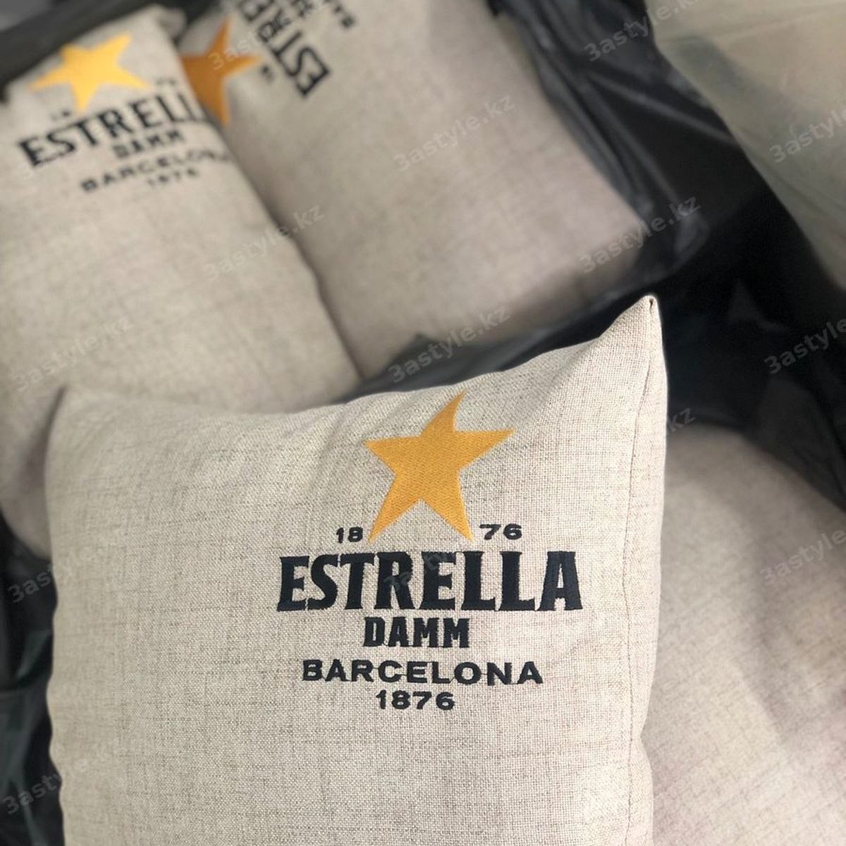 Брендированные подушки Estrella Damm для заведения