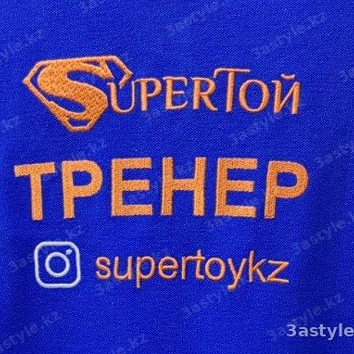 Вышивка логотипа SuperТой на синей ткани