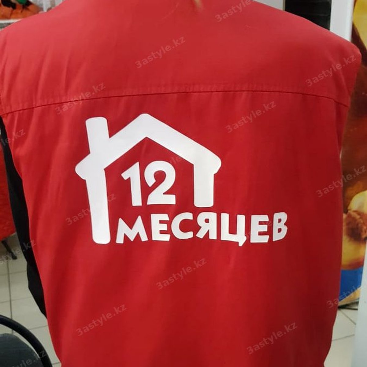 Красная куртка с принтом «12 месяцев»