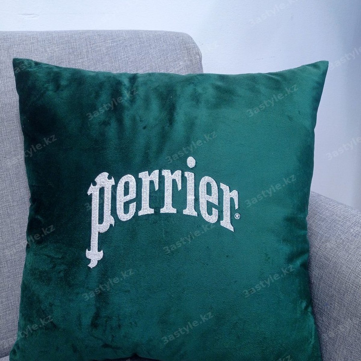 Зелёная бархатная подушка с логотипом Perrier